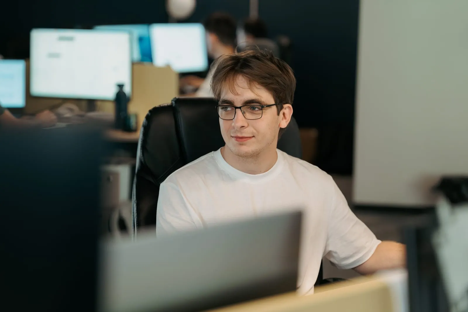 Een developer van Backstage IT aan het werk achter zijn scherm op kantoor in Chișinău.