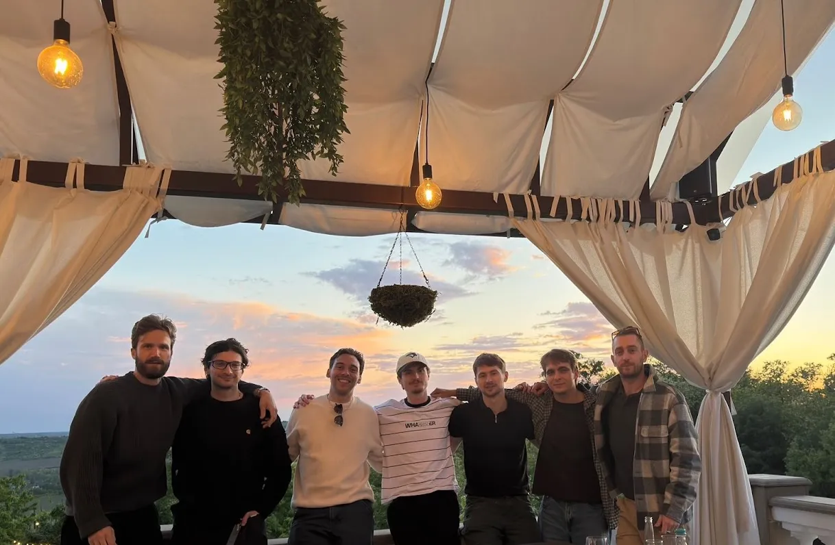 De collega’s van What’s Next en Backstage IT samen op een terras in Chișinău bij zonsondergang.